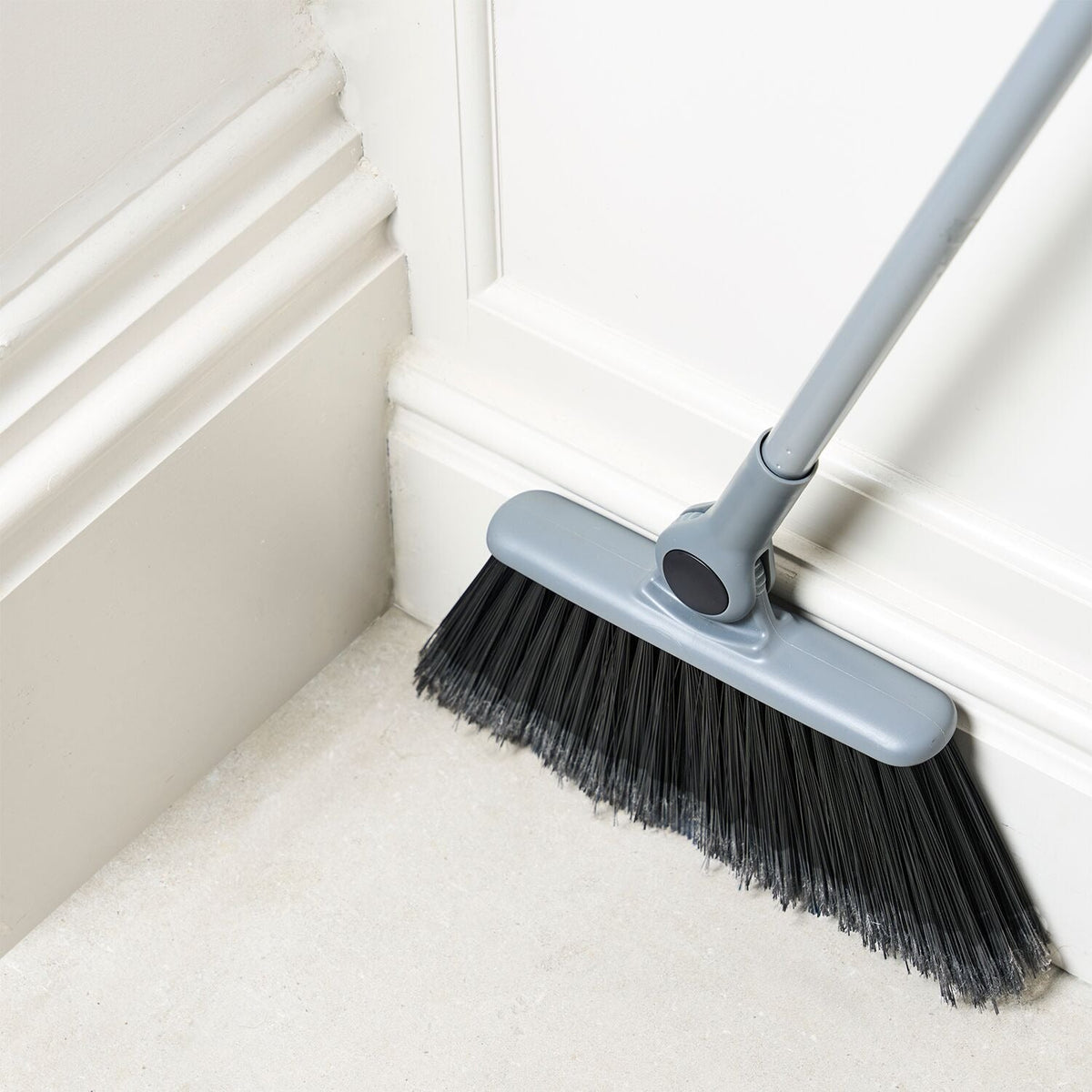 Lakeland Angled Broom