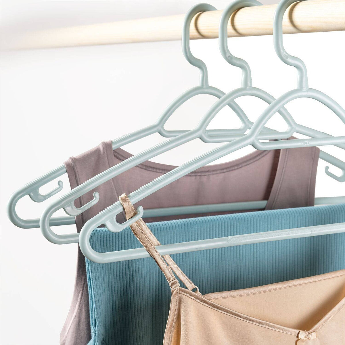 6 Recycled Plastic Clothes Hangers