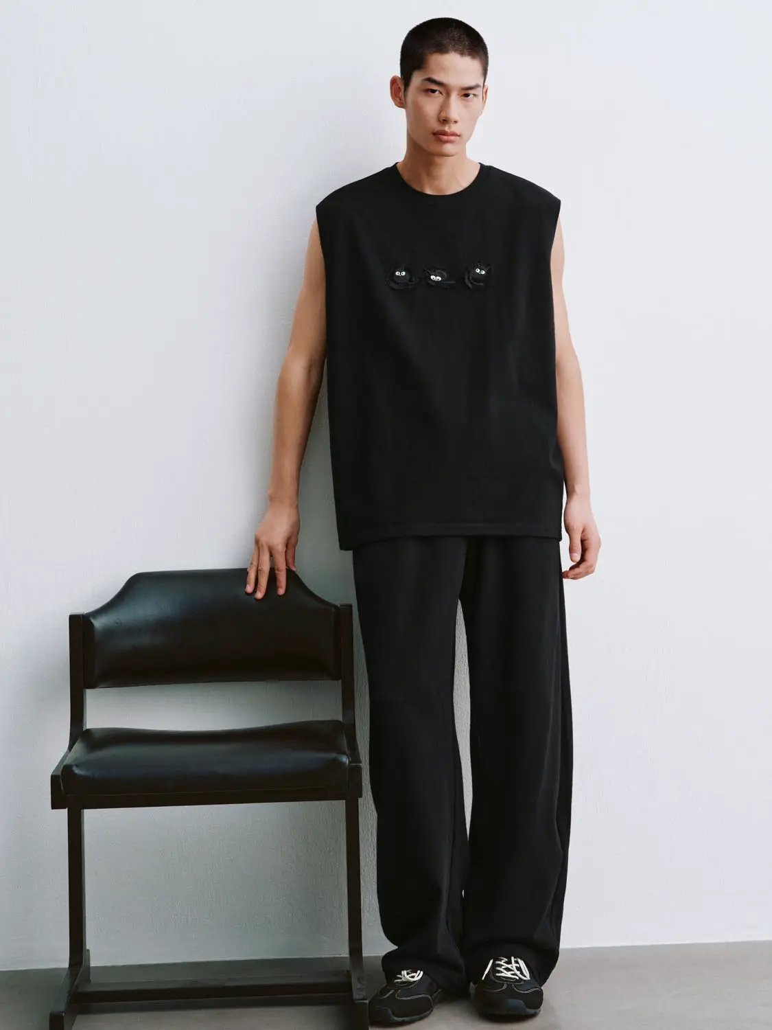 Round Neck Embroidery Cotton Loose Fit Sleeveless Tank Top