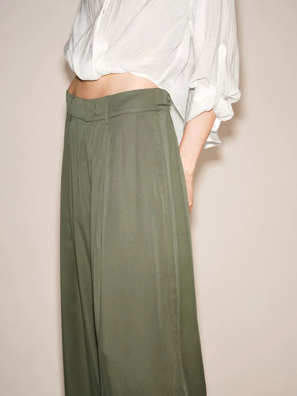 Pleated Mid-waisted Wide-leg Pants