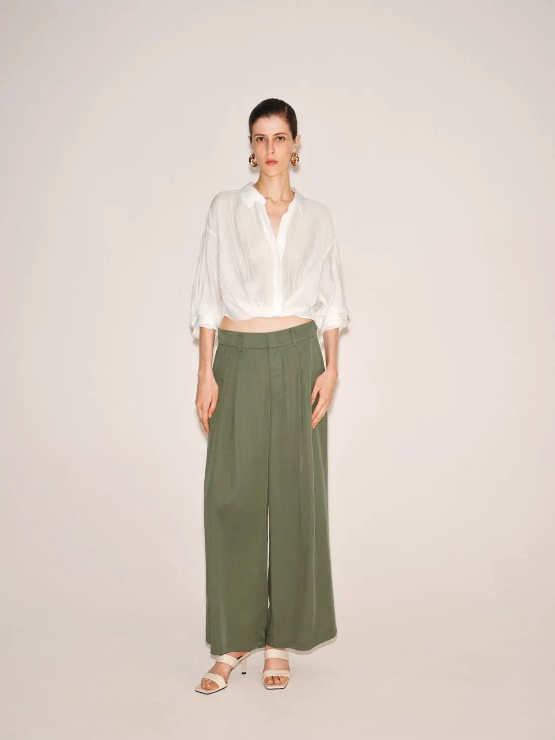 Pleated Mid-waisted Wide-leg Pants