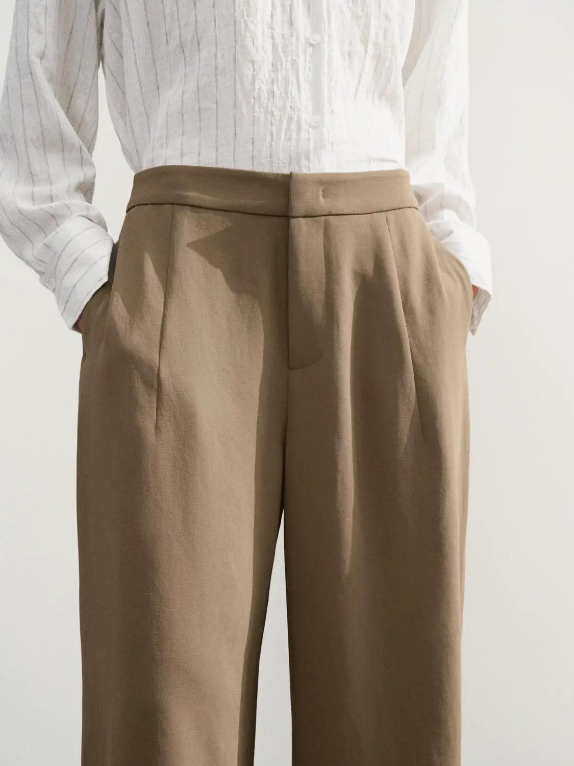 Mid Waisted Pleated Straight Pants