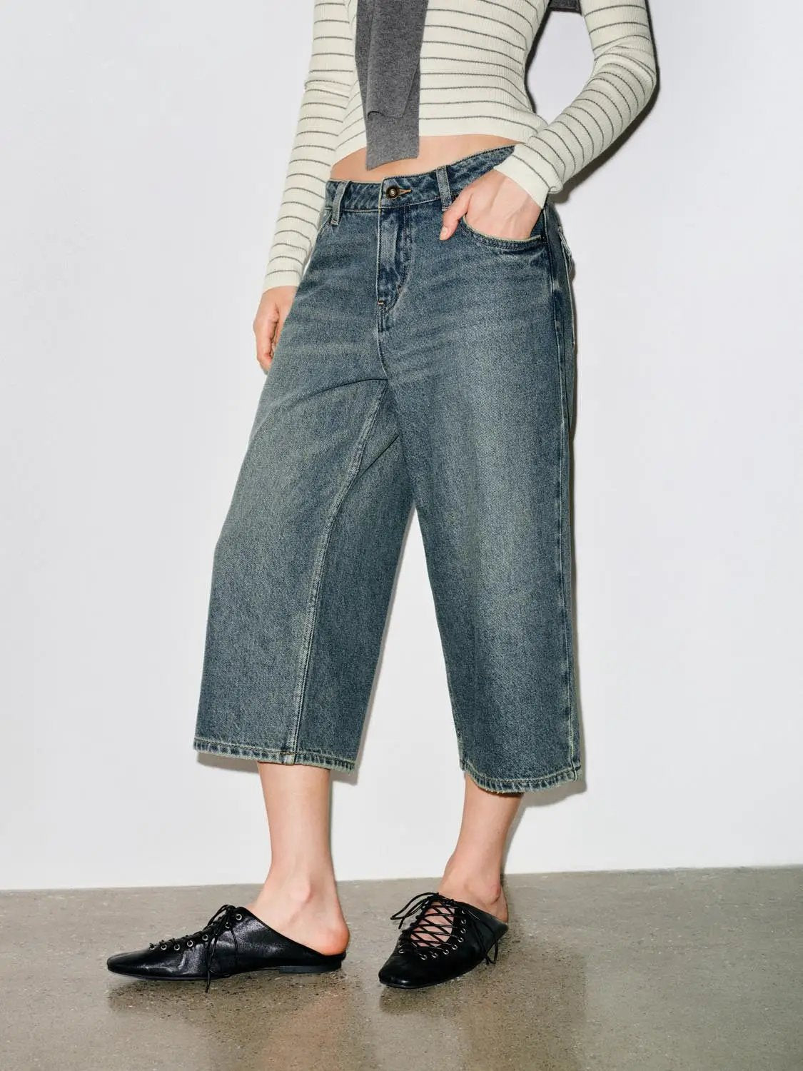 Relaxed Mid Rise Wide-leg Capri Cotton Jeans