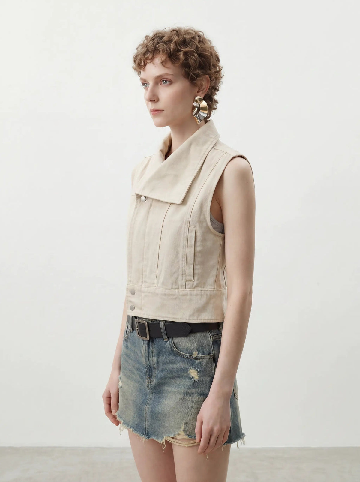 Cropped Sleeveless Jacket With Large Lapel