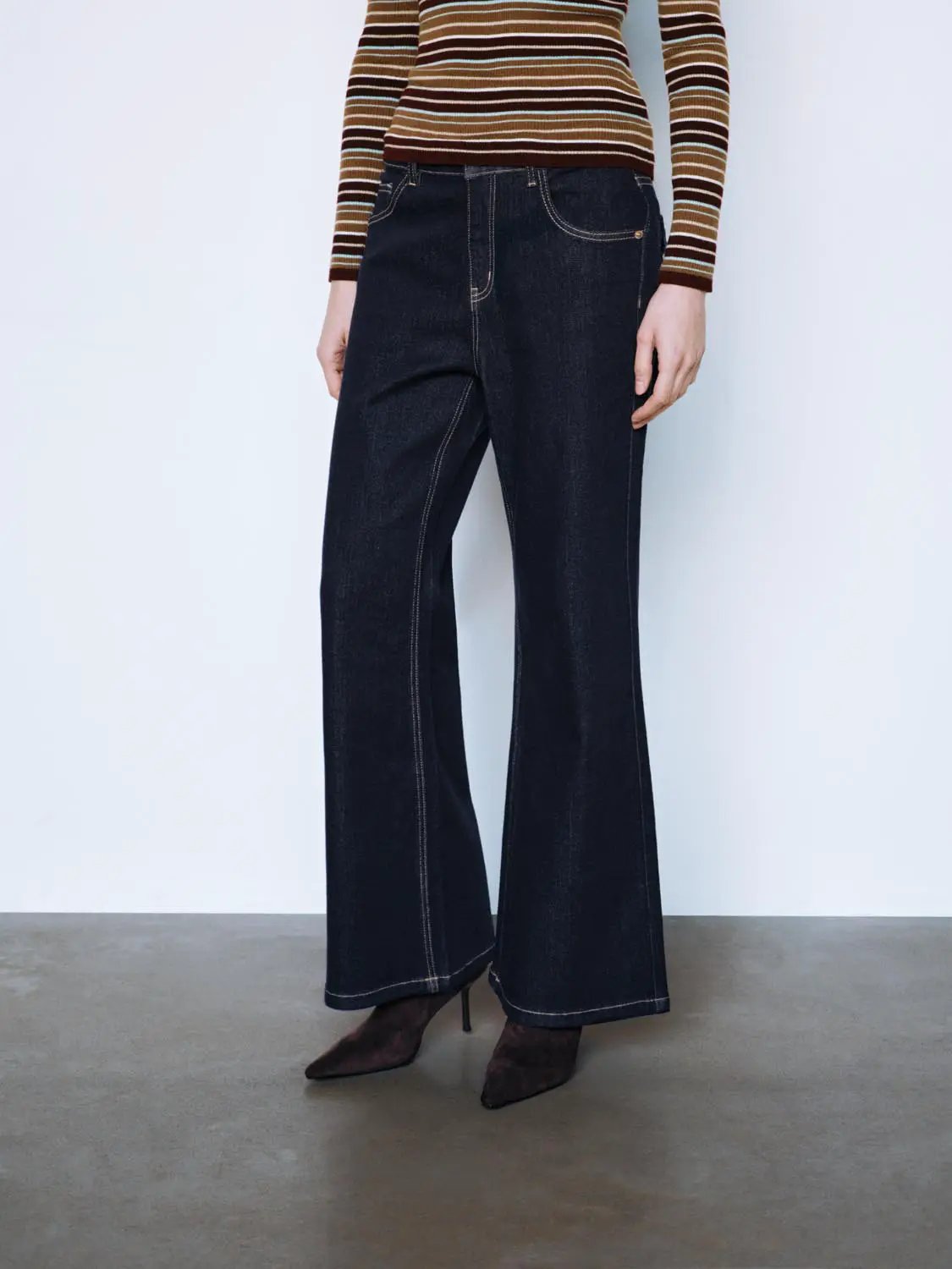 Contrast Stitch Wash Mid-rise Flared Jeans