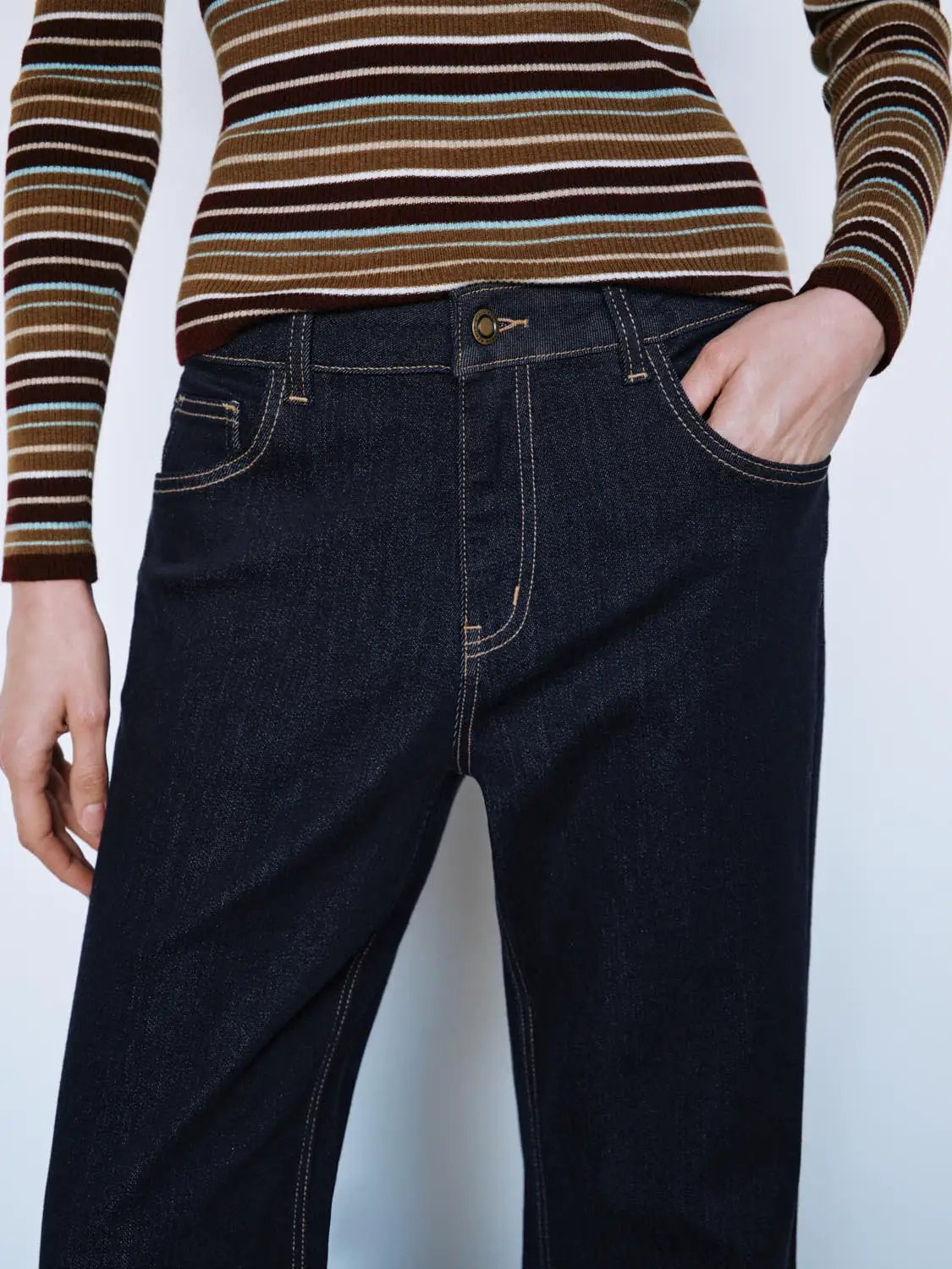 Contrast Stitch Wash Mid-rise Flared Jeans