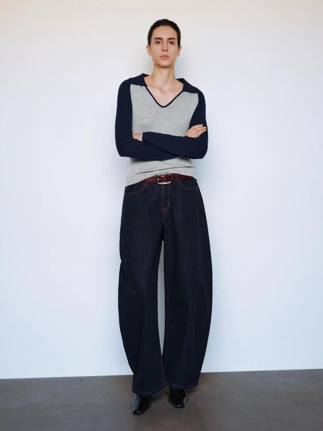 Fitted Two-tone V-neck Collared Long Sleeve Knit Top