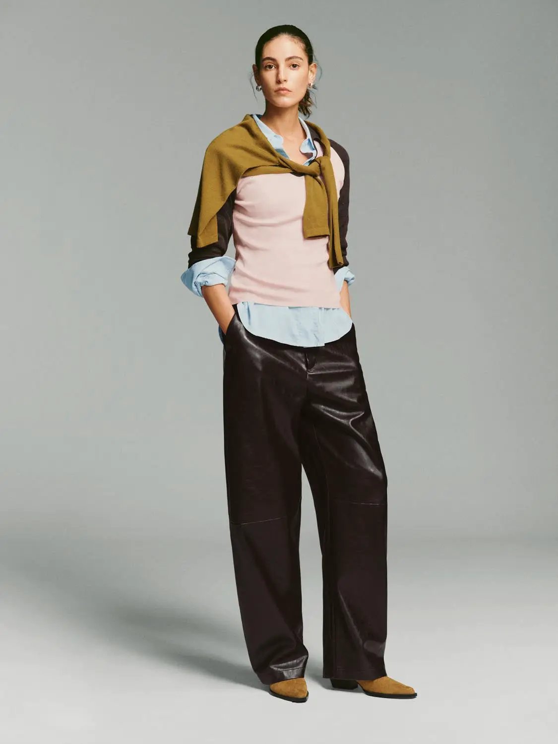 Fitted Two-tone V-neck Collared Long Sleeve Knit Top