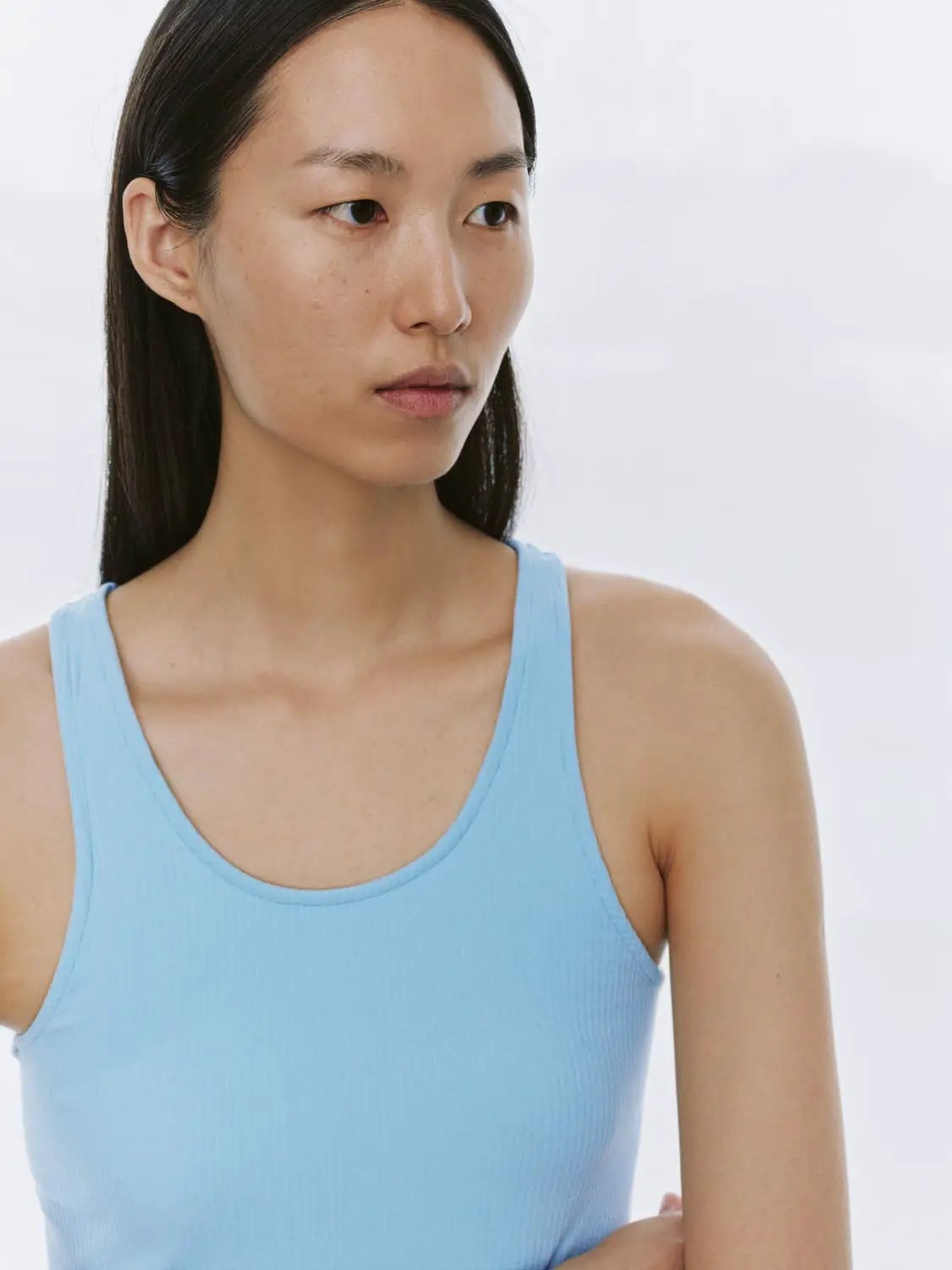 Ribbed Fitted Sleeveless Curved Hem Tank Top
