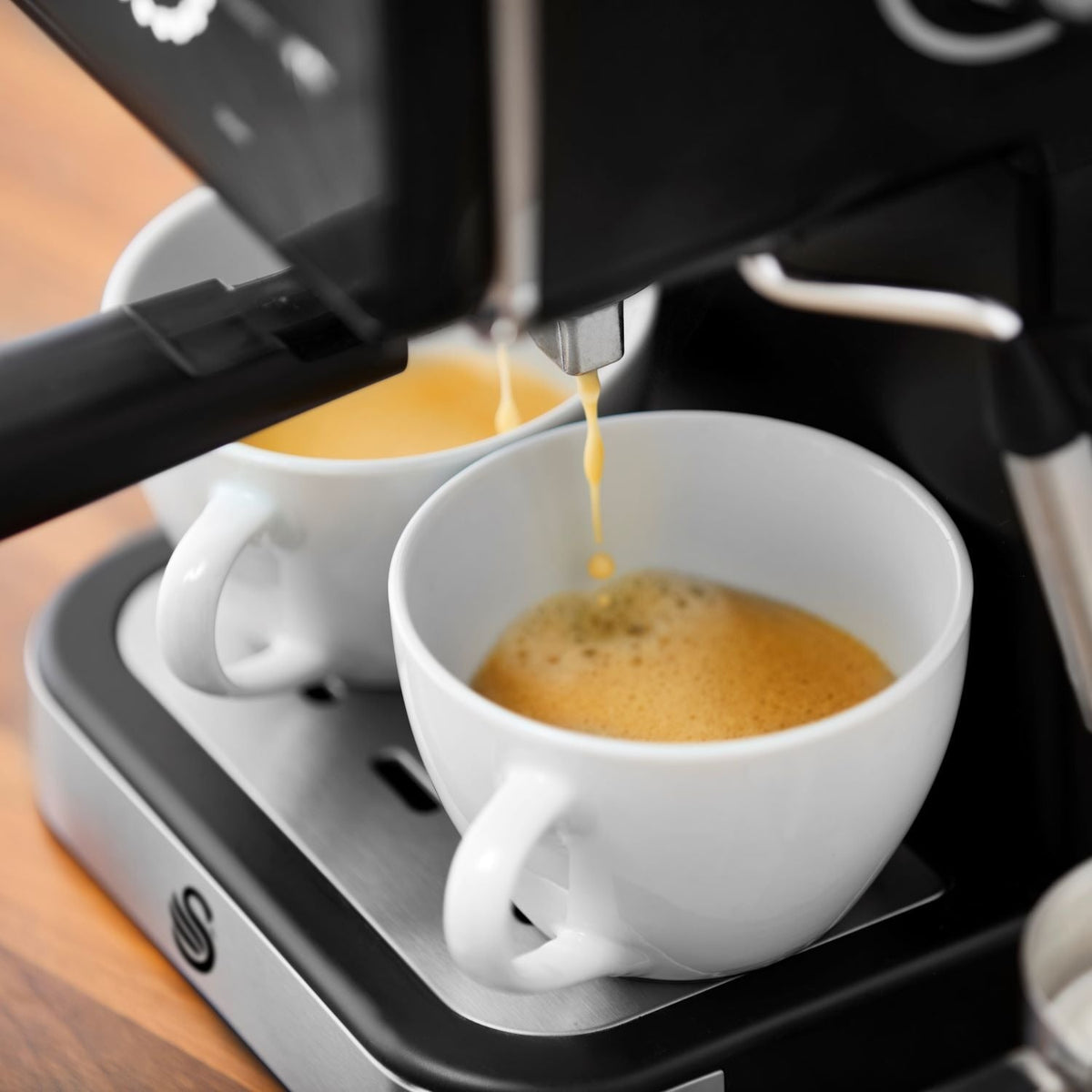 Swan Digital Coffee Machine with Milk Frother