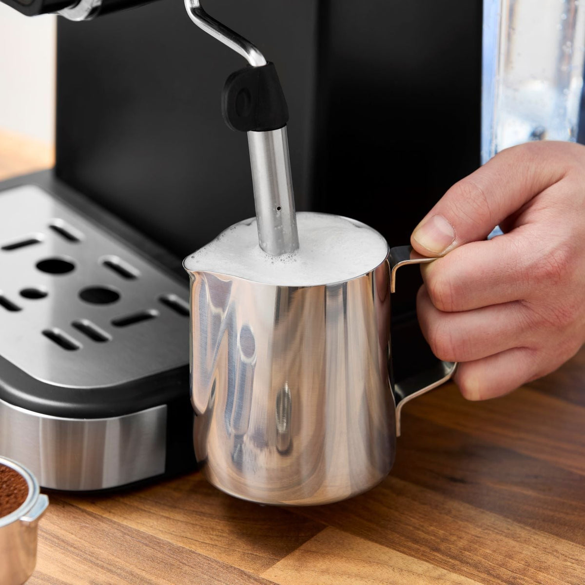 Swan Digital Coffee Machine with Milk Frother