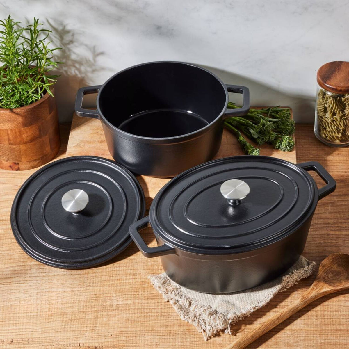 Lakeland Cast Iron 24cm Casserole Black