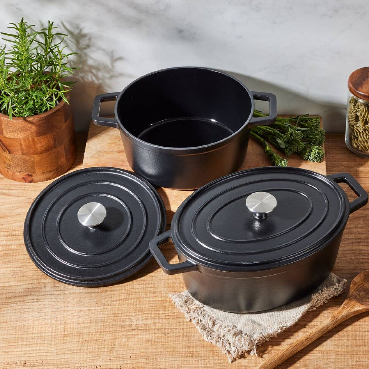 Lakeland Cast Iron 29cm Oval Casserole Black