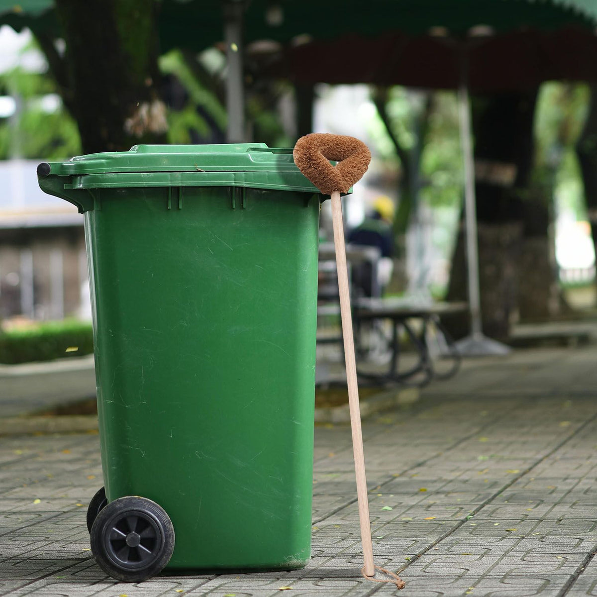 LoofCo Wheelie Bin Brush
