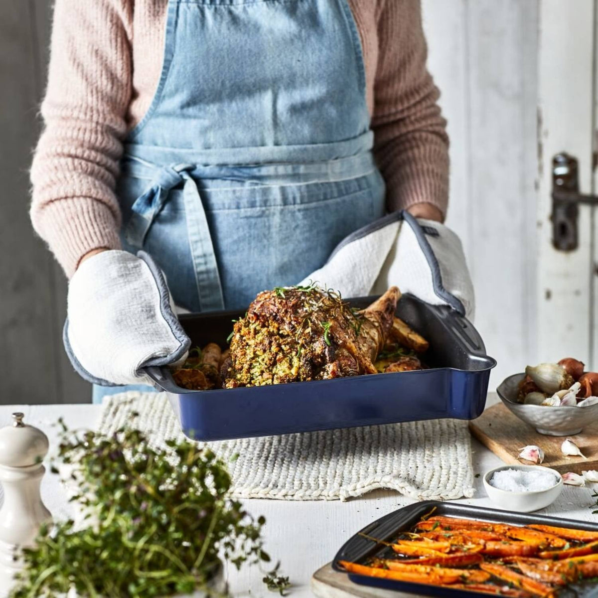 Lakeland Standard Roasting Tin with Pouring Lip