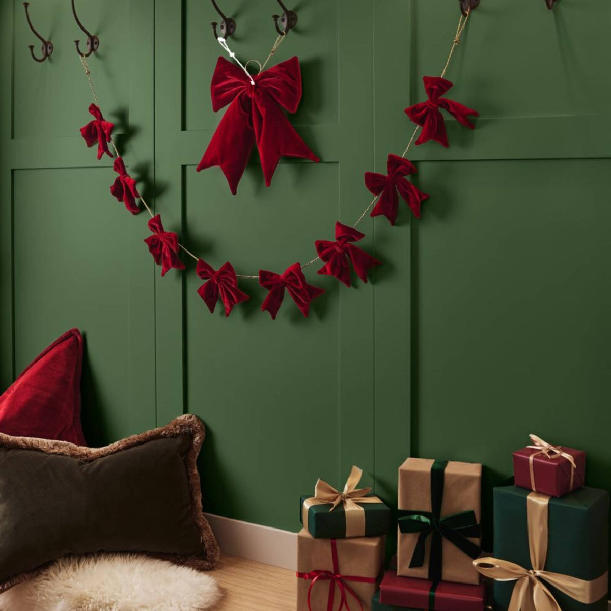 Lakeland Velvet Bow Garland – Red