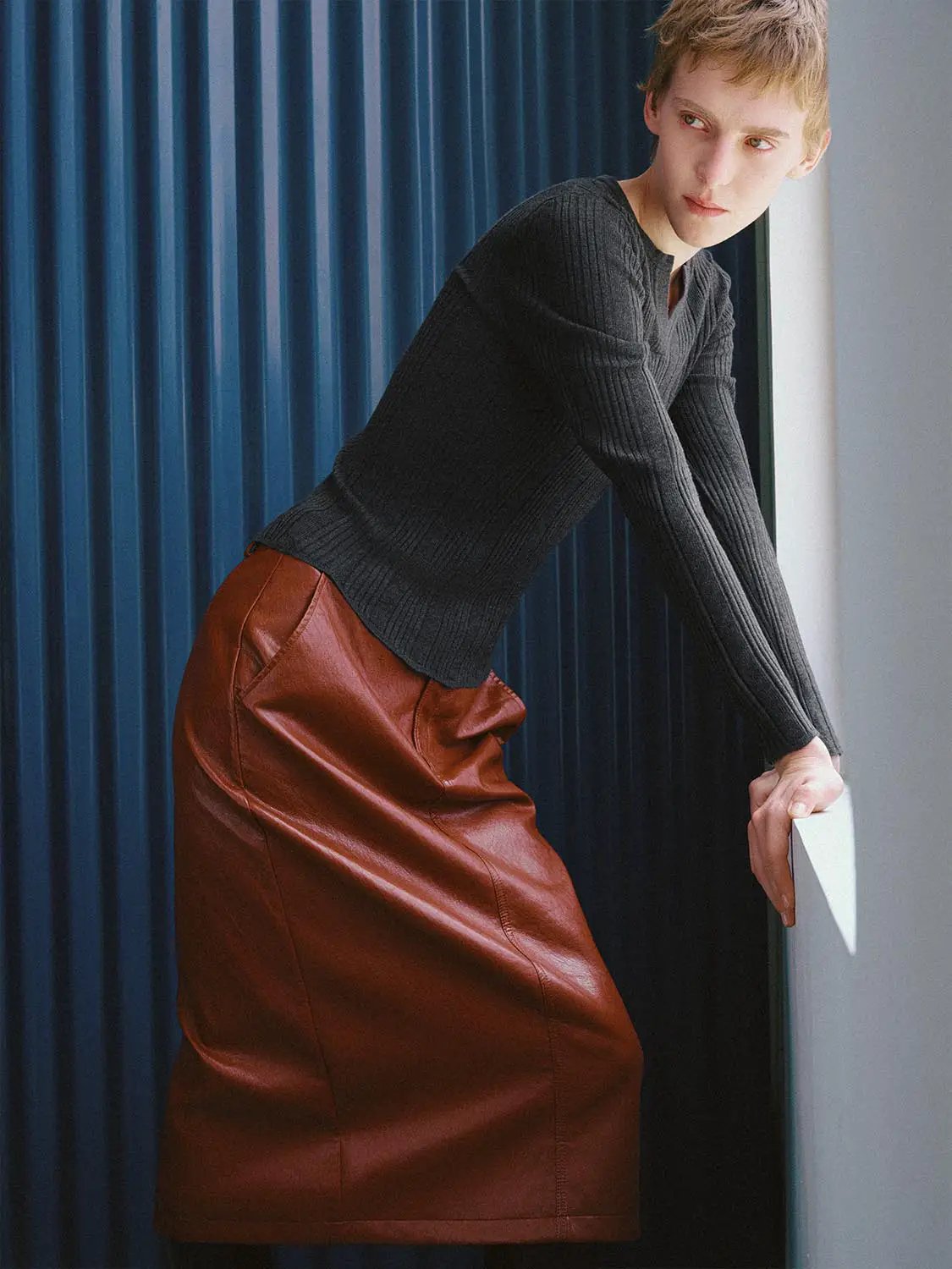 Fitted Textured Knit V-neck Long Sleeve Pullover