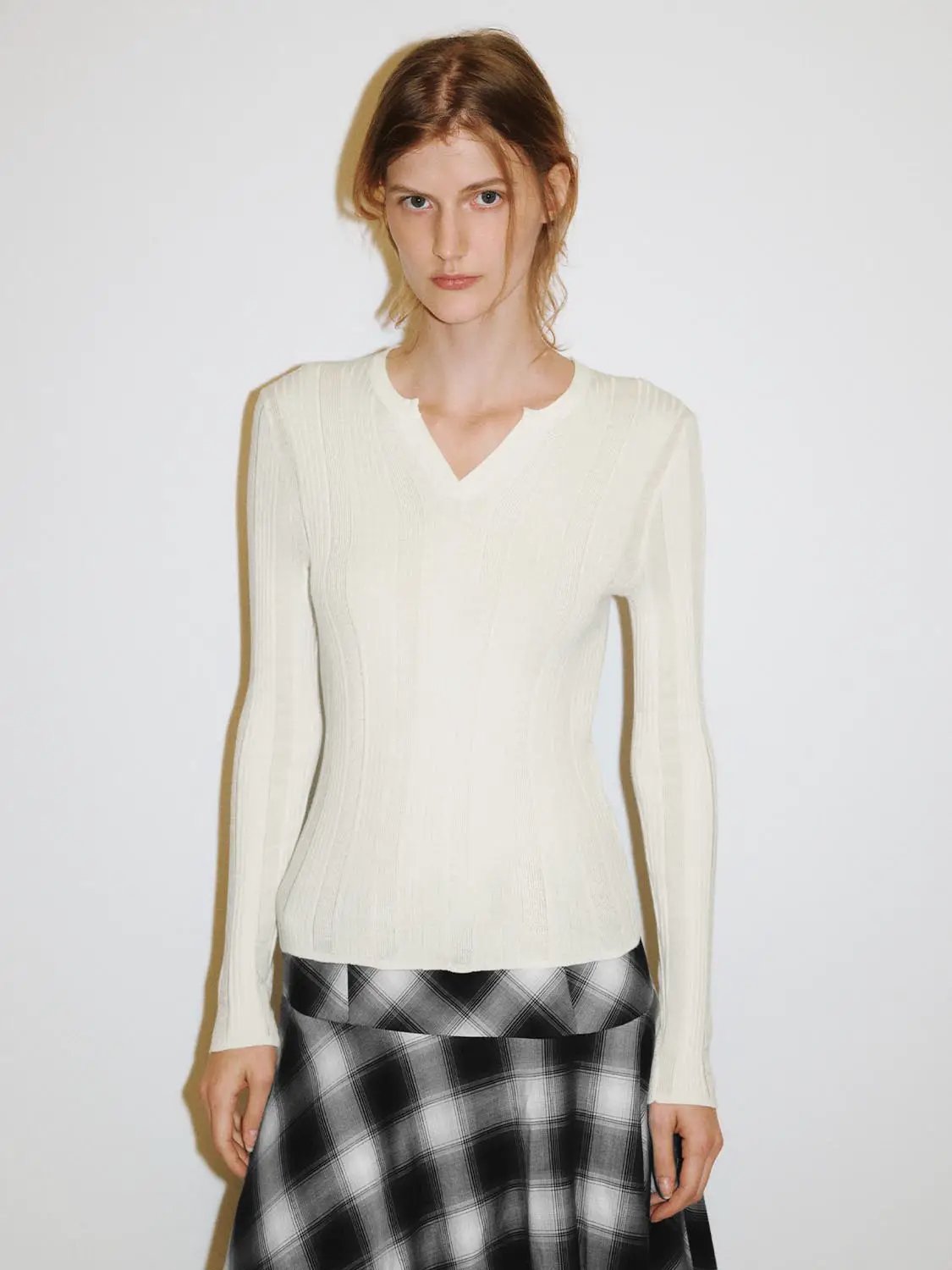 Fitted Textured Knit V-neck Long Sleeve Pullover
