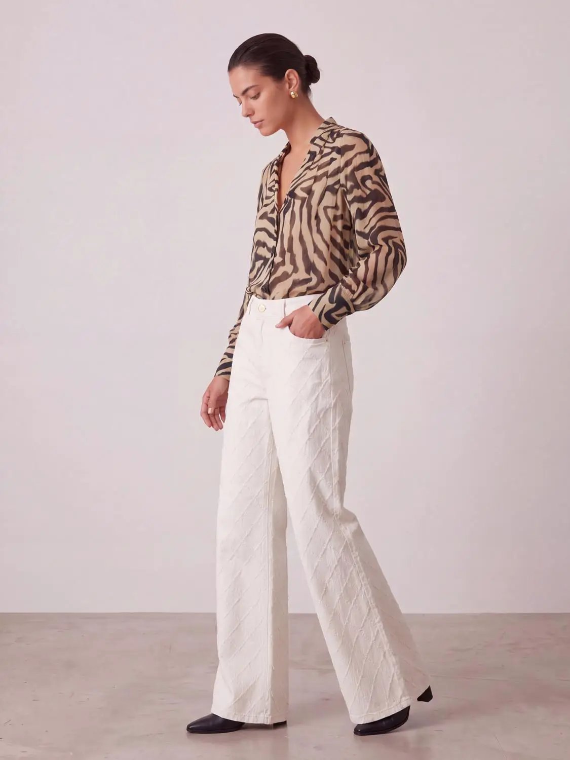 Mid Rise Textured Medium-Stretch Flare Leg Cotton Jeans