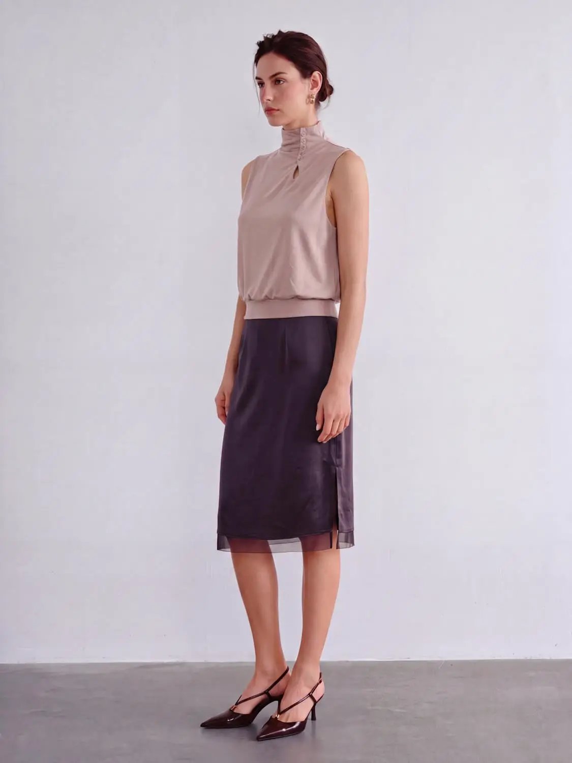 Keyhole Button Ribbed Hem Mock Neck Sleeveless Top