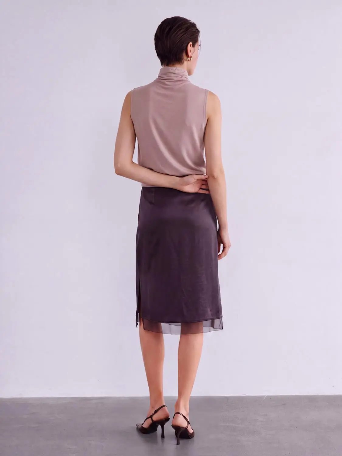 Keyhole Button Ribbed Hem Mock Neck Sleeveless Top