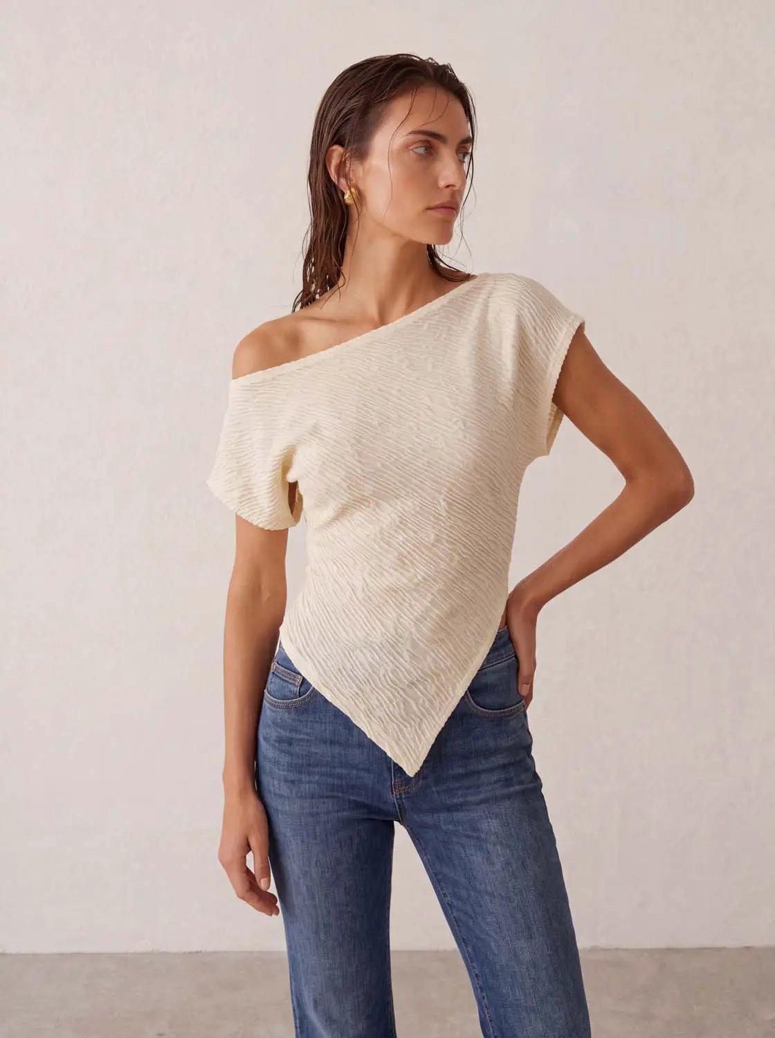 Textured Asymmetric Hem Fitted Boat Neck T-shirt