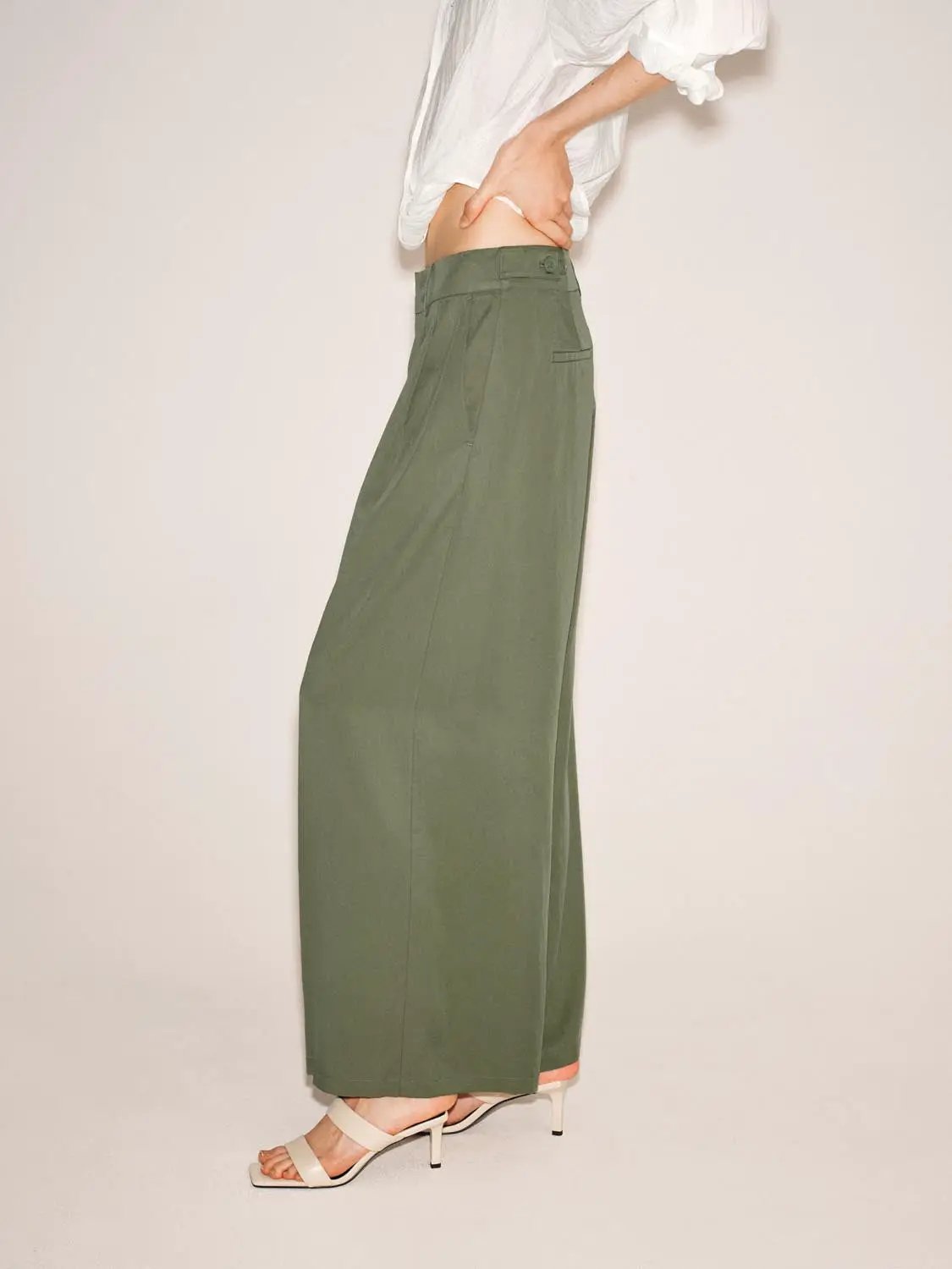 Pleated Mid-waisted Wide-leg Pants