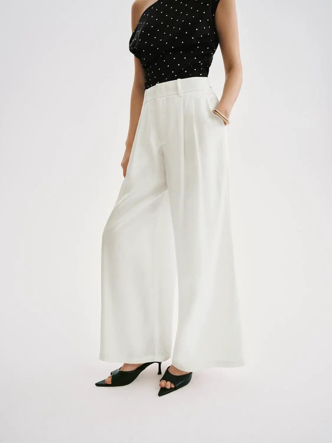 Pleated Mid-waisted Wide-leg Pants