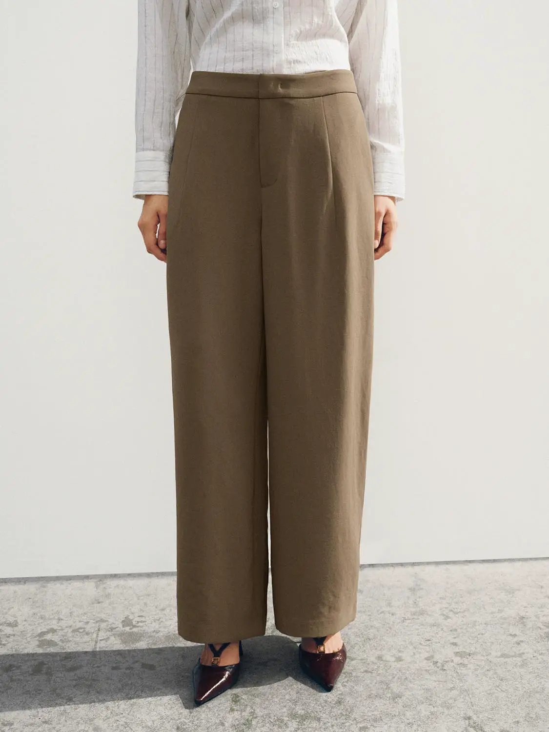 Mid Waisted Pleated Straight Pants