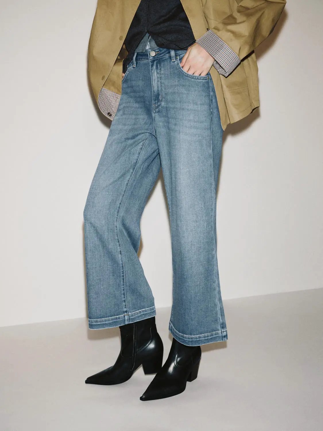 Light Wash Mid-rise Wide-leg Cotton Blend Jeans