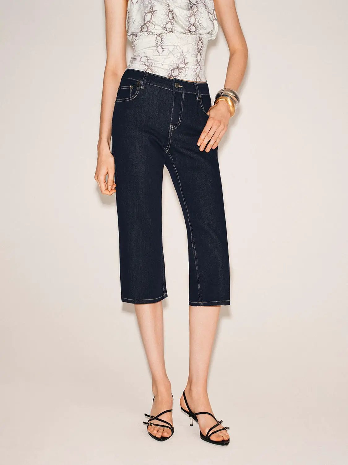 Straight Mid-waisted Wide Cutoff Jeans