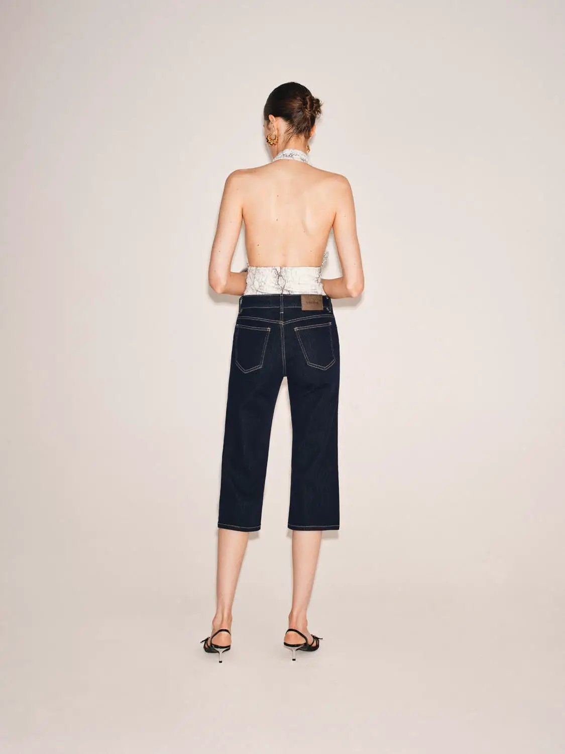 Straight Mid-waisted Wide Cutoff Jeans