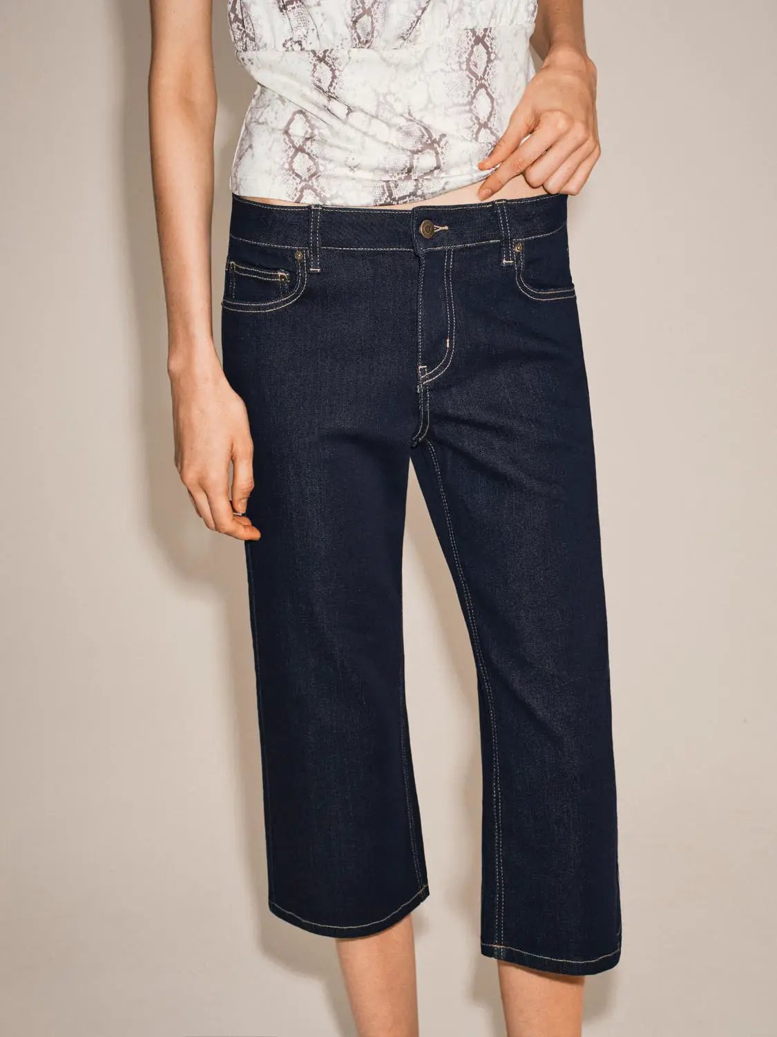 Straight Mid-waisted Wide Cutoff Jeans
