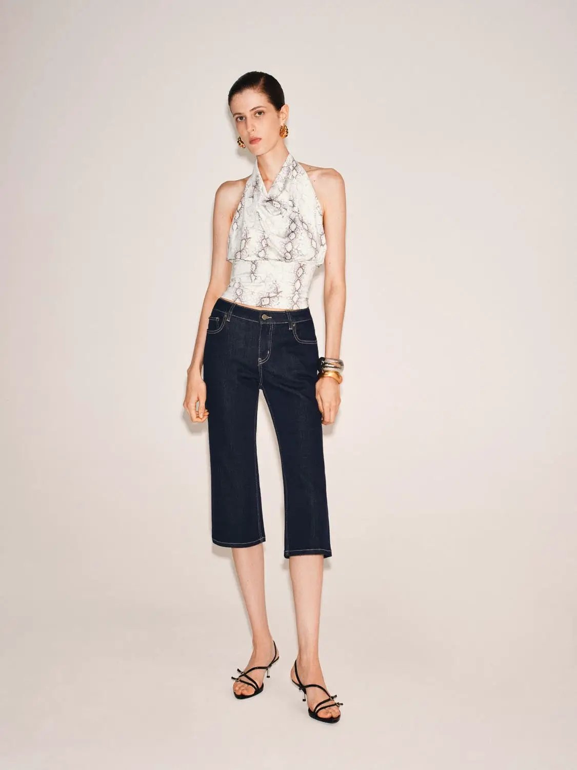 Straight Mid-waisted Wide Cutoff Jeans