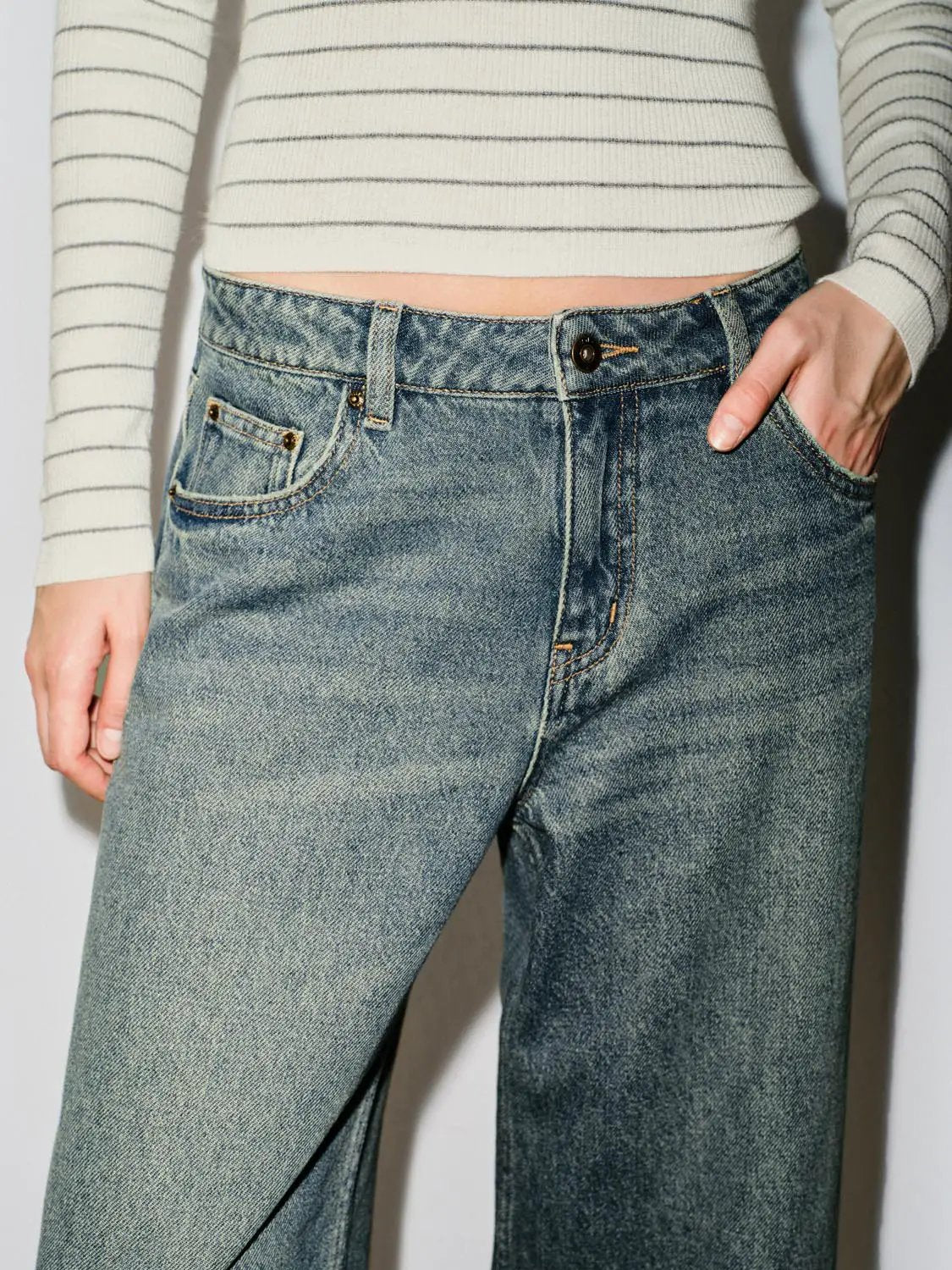 Relaxed Mid Rise Wide-leg Capri Cotton Jeans