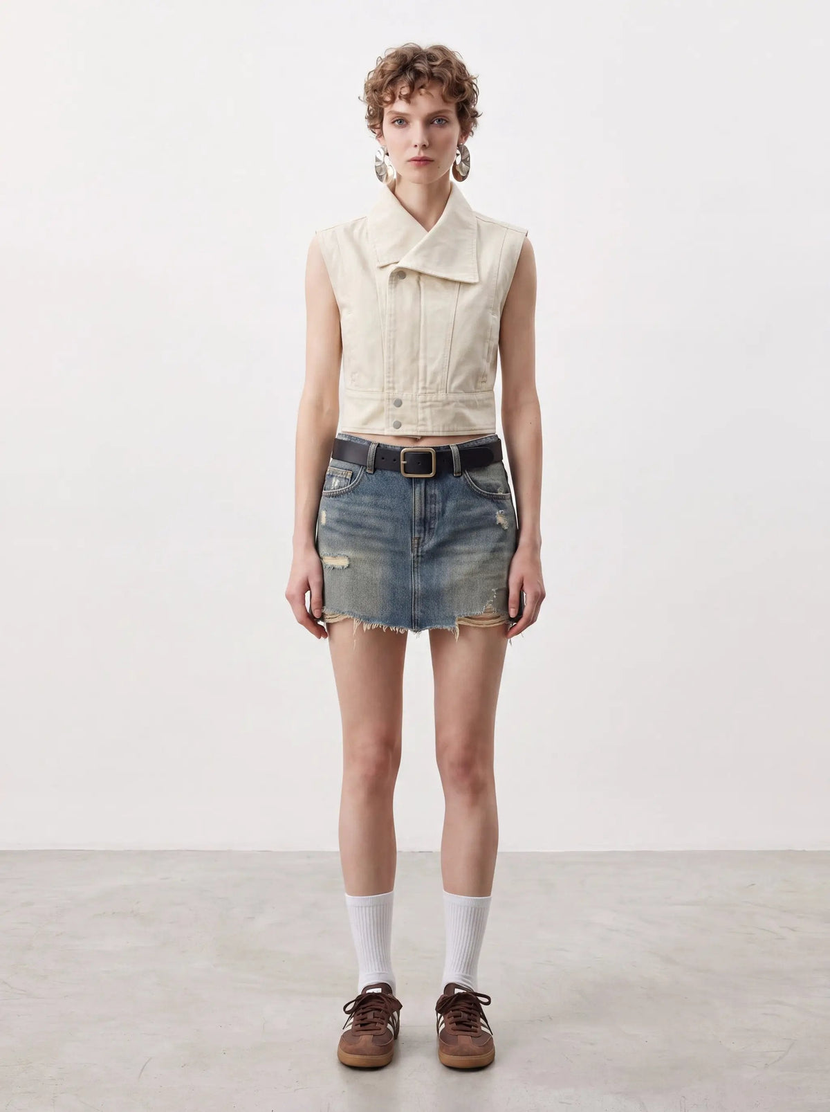 Cropped Sleeveless Jacket With Large Lapel