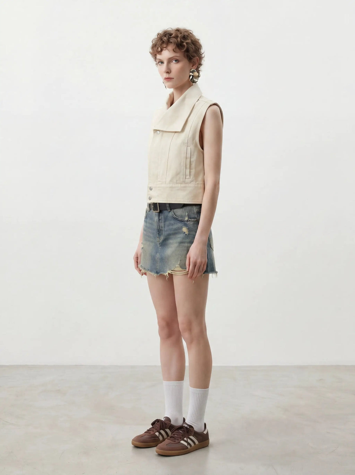 Cropped Sleeveless Jacket With Large Lapel