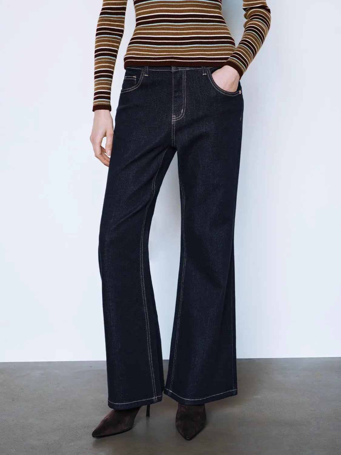 Contrast Stitch Wash Mid-rise Flared Jeans