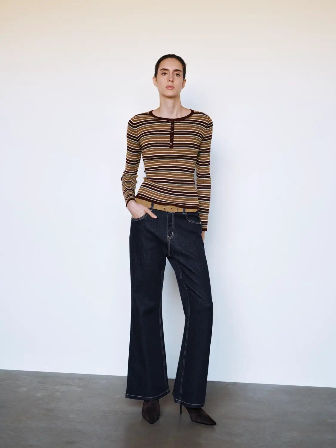 Contrast Stitch Wash Mid-rise Flared Jeans
