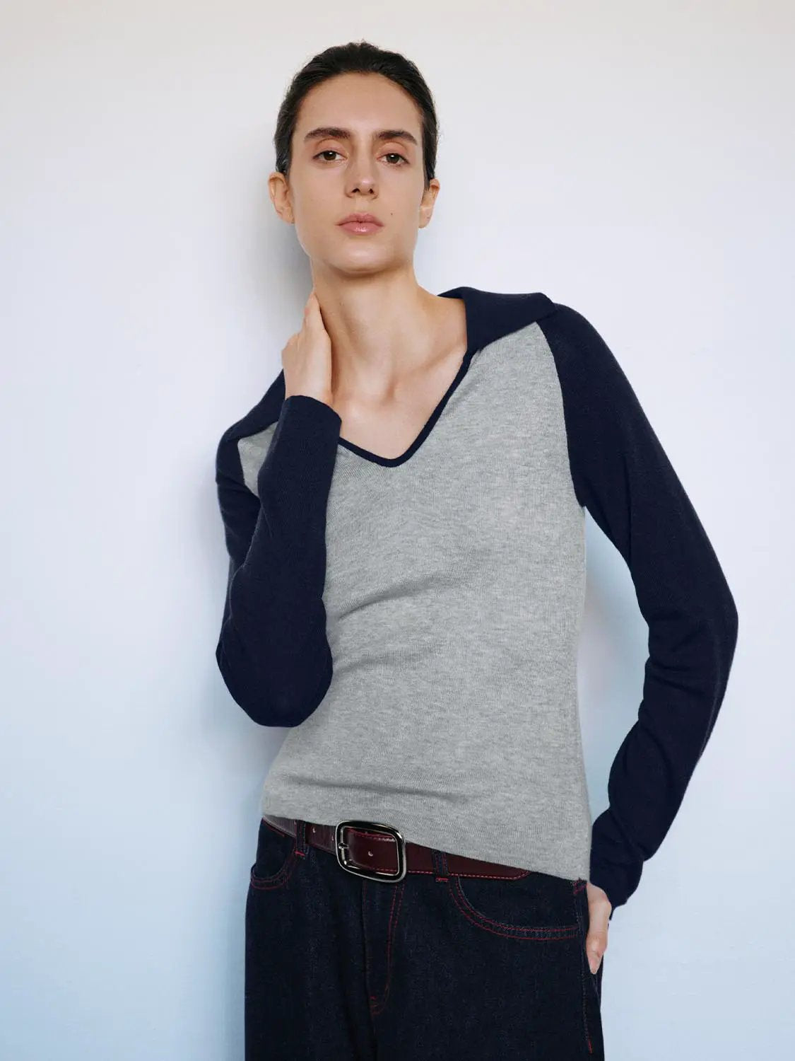 Fitted Two-tone V-neck Collared Long Sleeve Knit Top