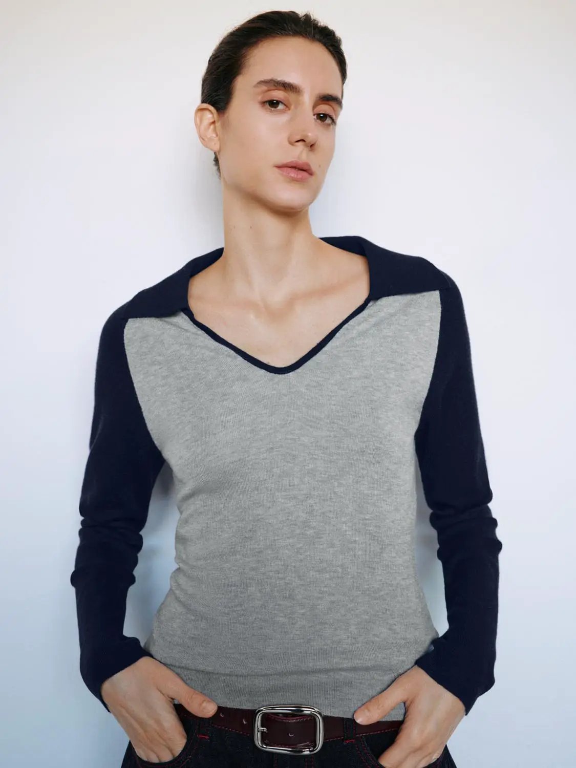 Fitted Two-tone V-neck Collared Long Sleeve Knit Top