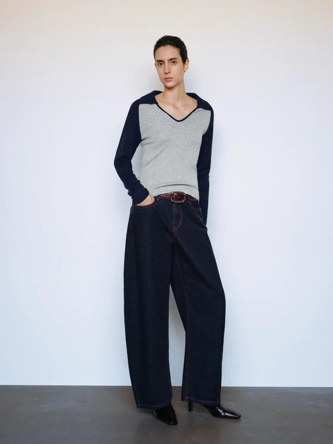 Fitted Two-tone V-neck Collared Long Sleeve Knit Top