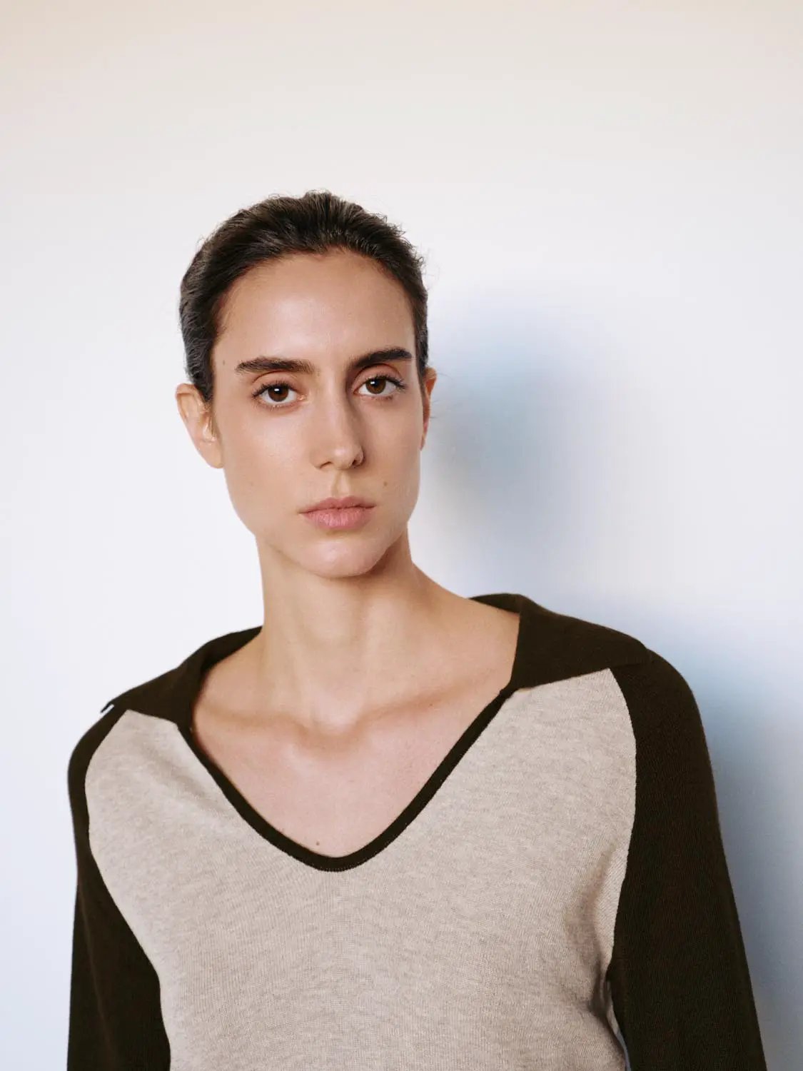 Fitted Two-tone V-neck Collared Long Sleeve Knit Top
