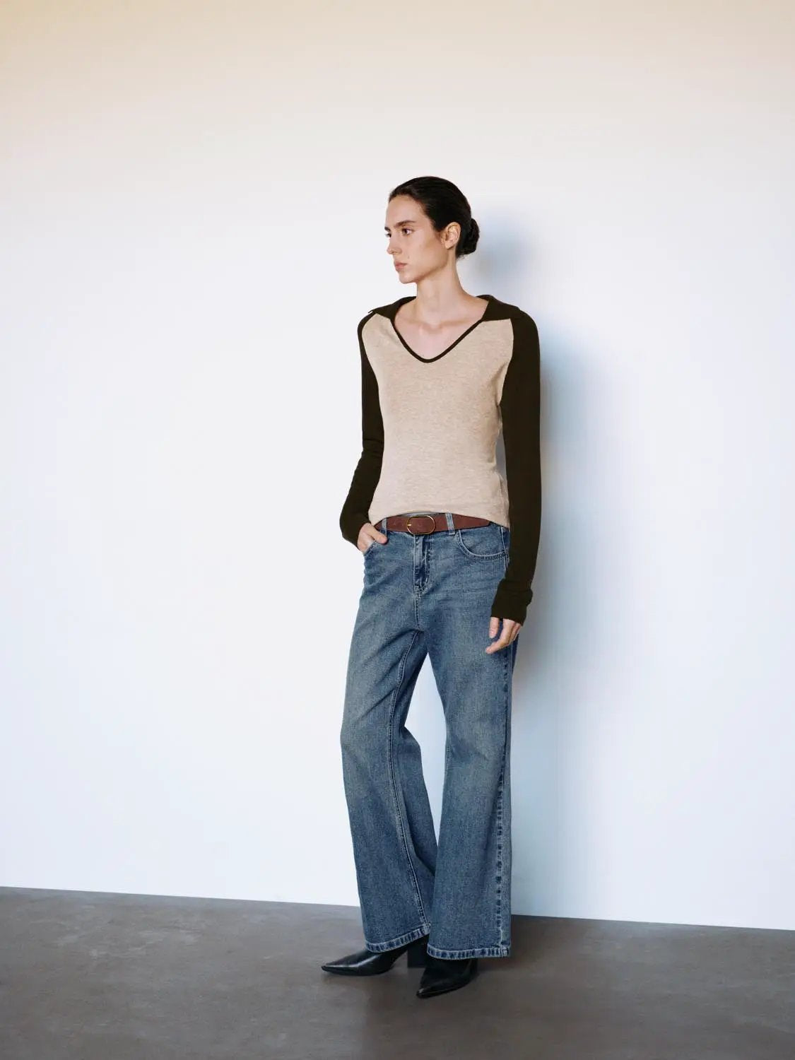 Fitted Two-tone V-neck Collared Long Sleeve Knit Top