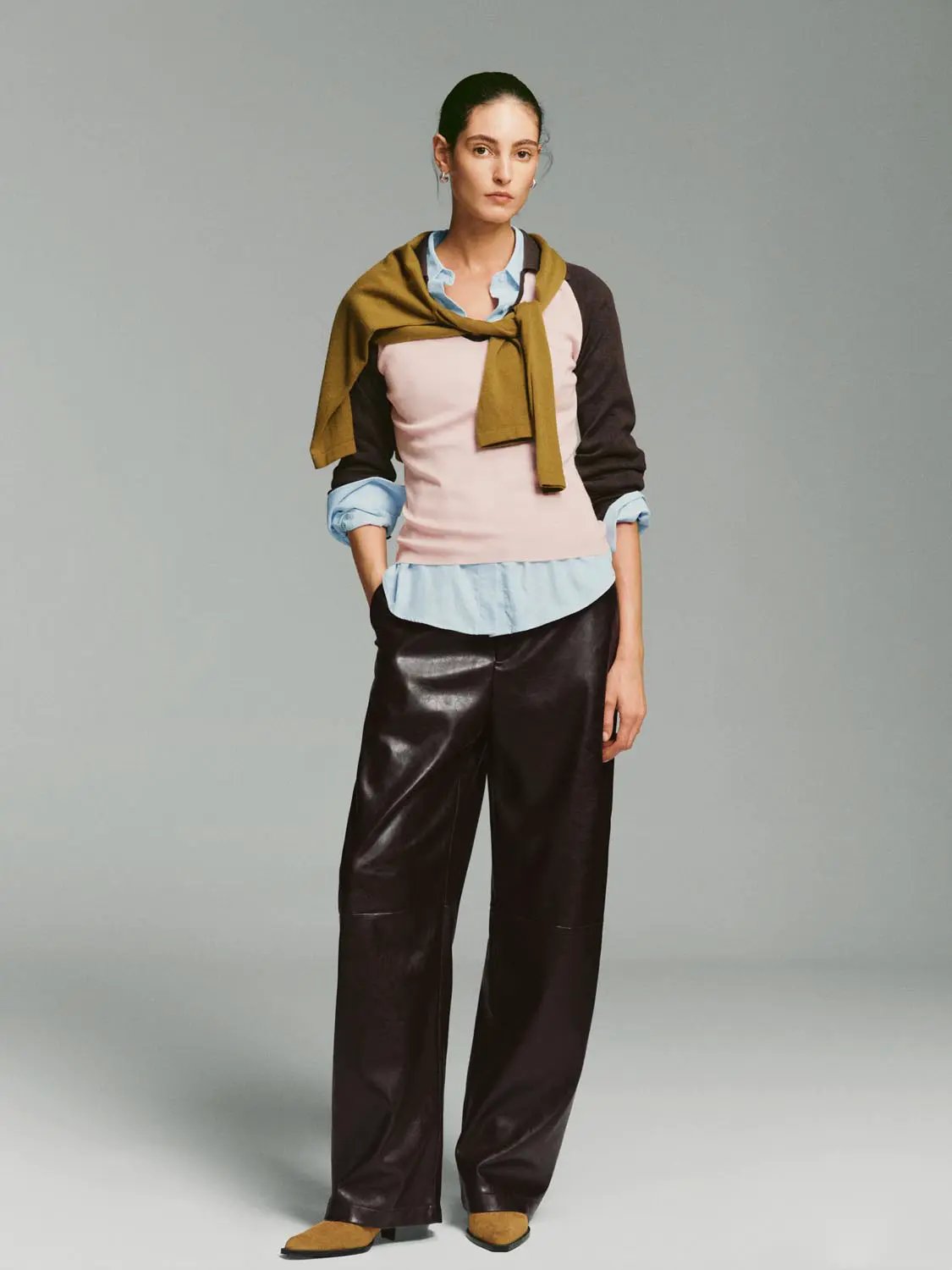 Fitted Two-tone V-neck Collared Long Sleeve Knit Top