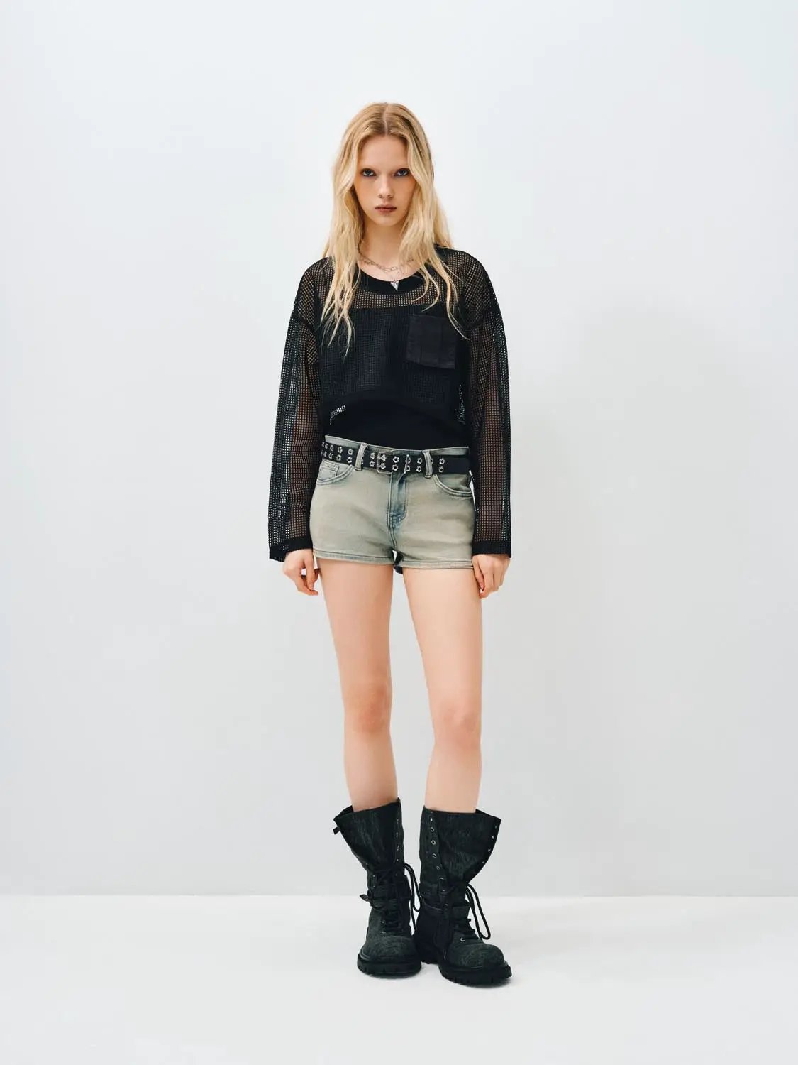 Light Wash Low Rise Rivet Belt Y2K Micro Denim Shorts
